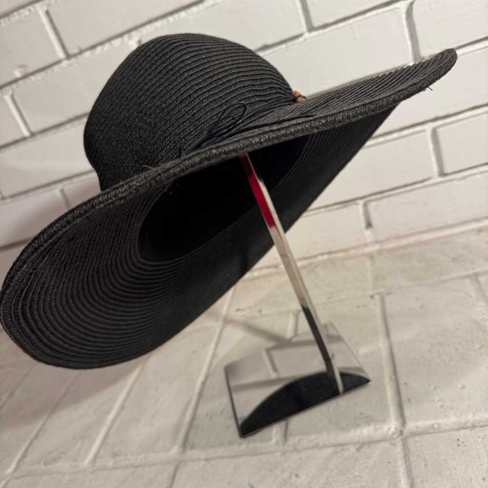 Like new women’s Croft & Barrow floppy black sun hat